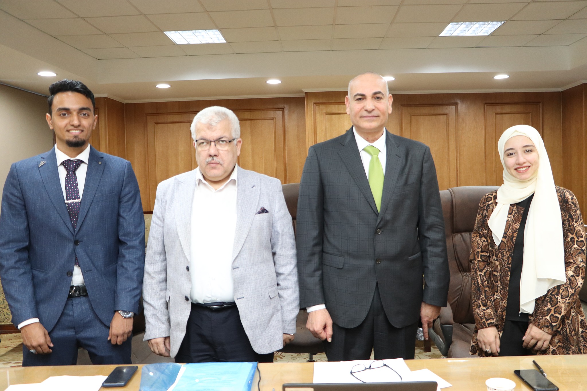 مجلـس الكليـة يكـرم الطـلاب الفائـزين بالمركـز الأول (جماعـي) فـي مسابقـة الطالـب المثالـي علـى مستـوي الجامعـات المصـريـة