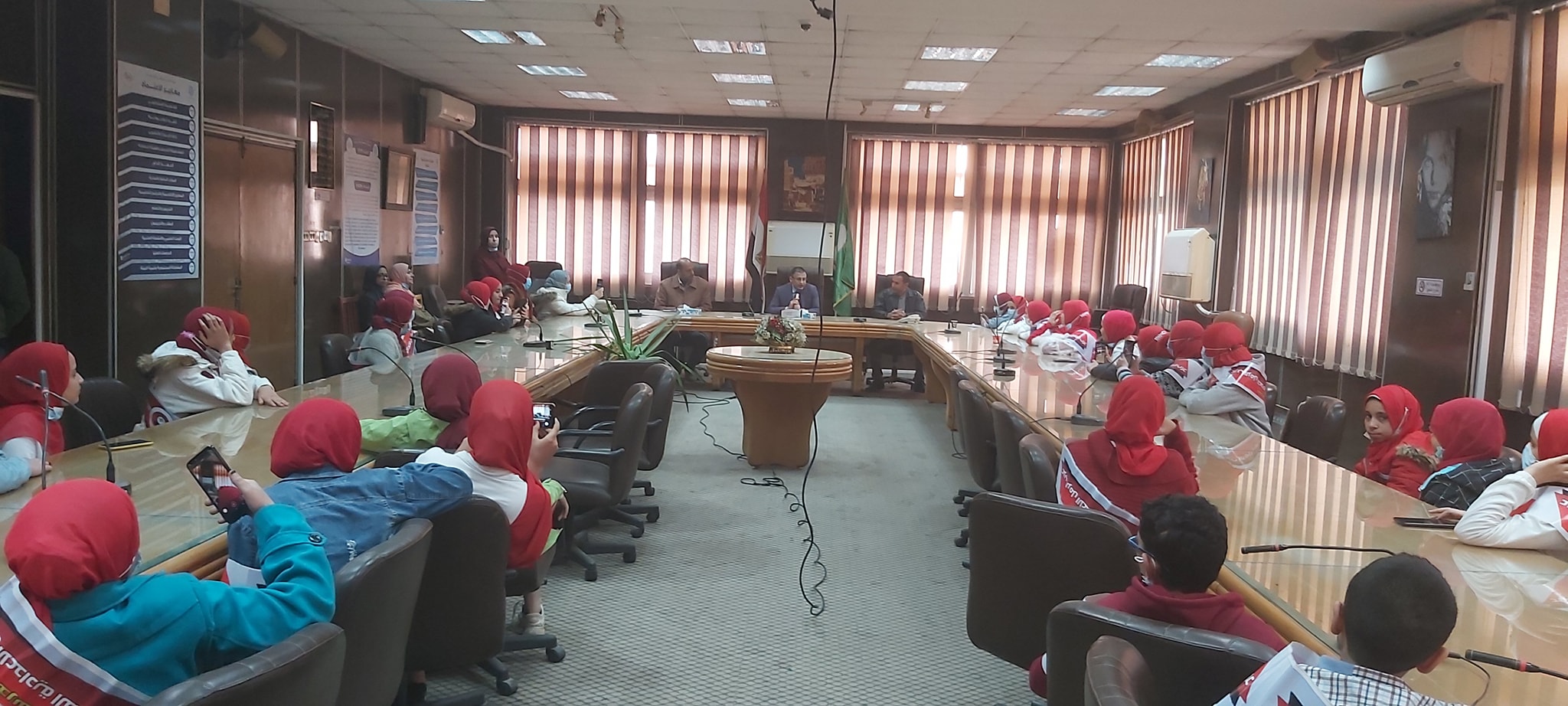 The Dean of the College meets the students of Arab Al-Raml Preparatory School on the sidelines of their visit to get to know the college and university hospitals