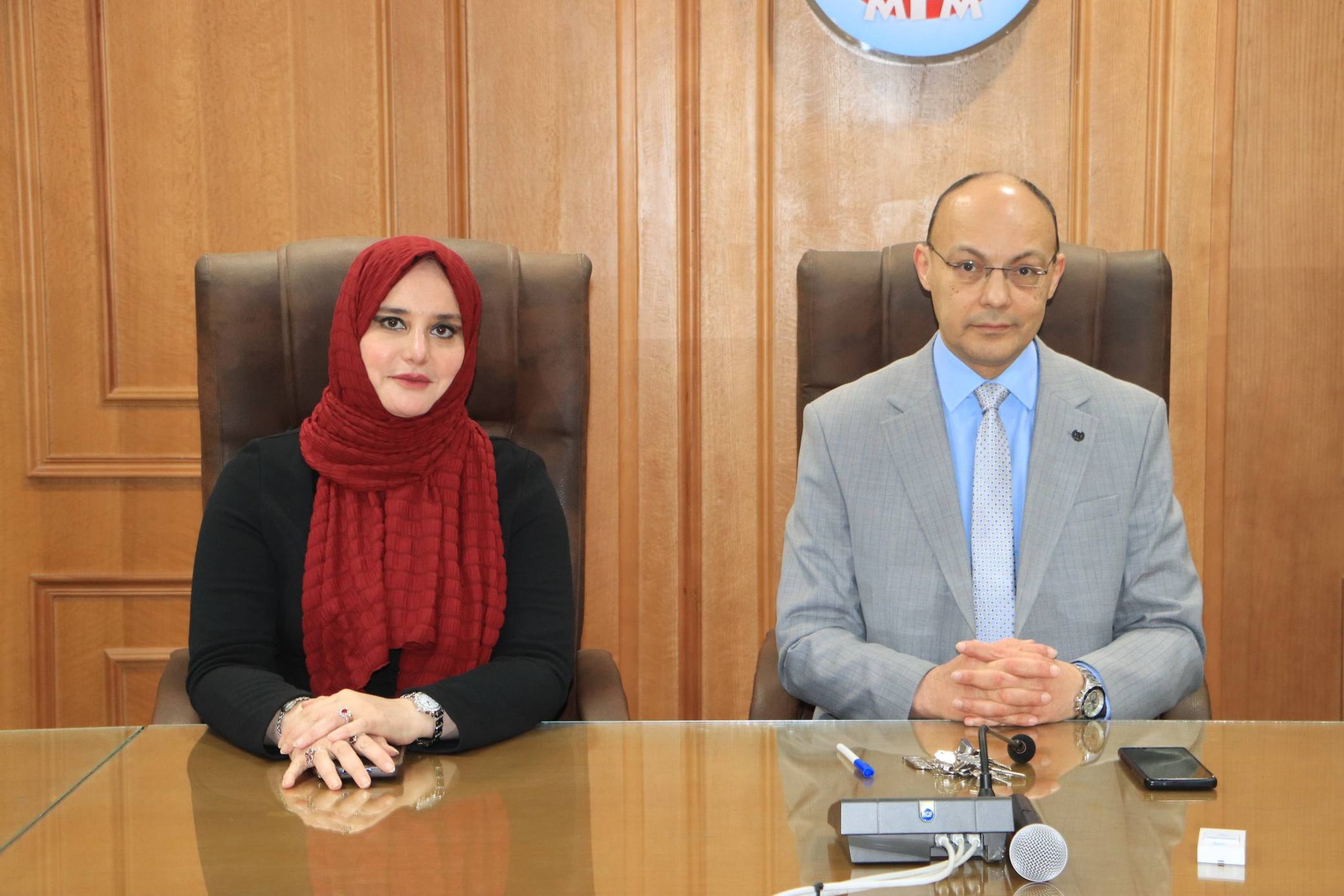 عميد الكلية يعقد اجتماعًا مع لجنة الإرشاد الأكاديمي لمتابعة الأداء ووضع آليات تطوير العمل