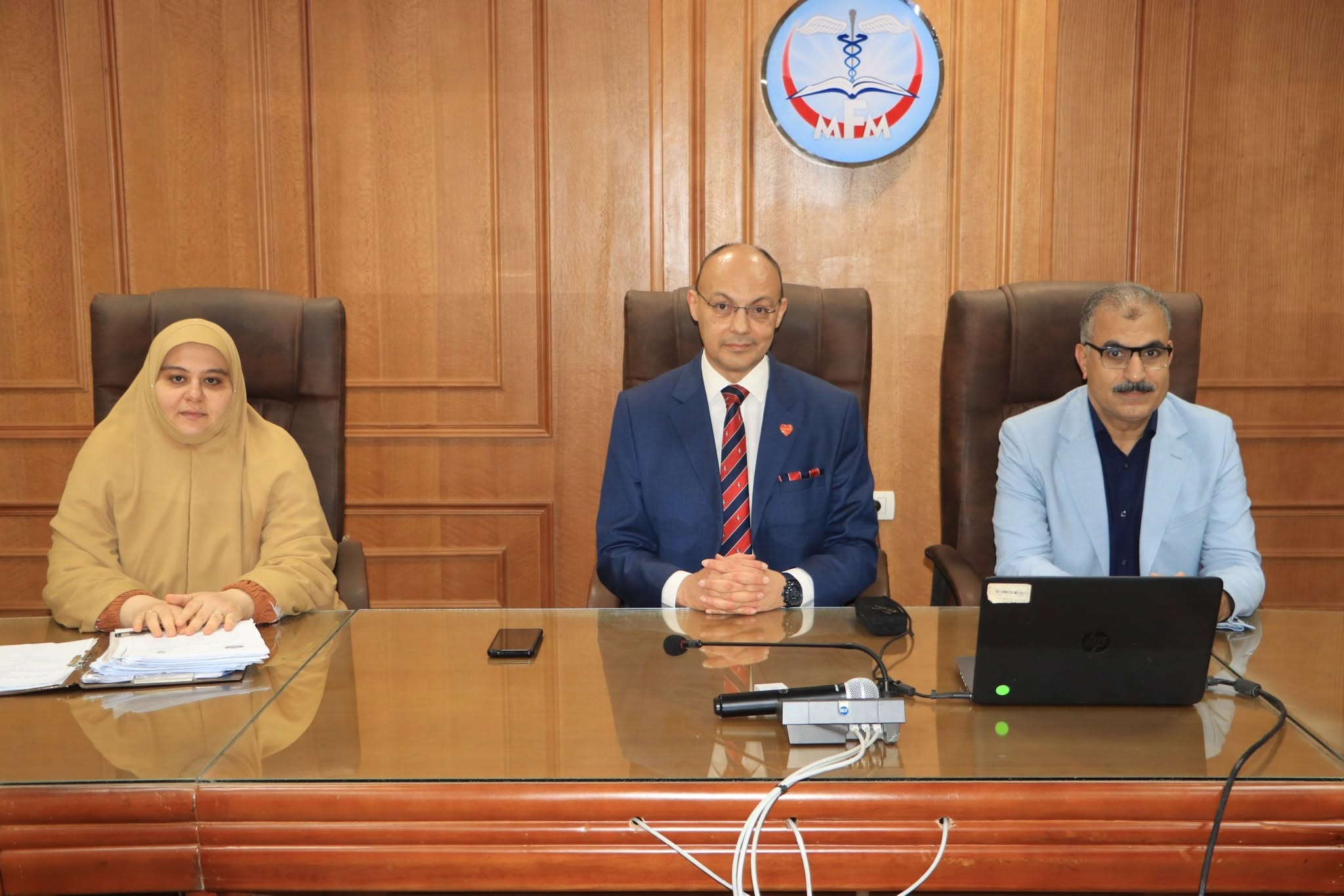 عميـد الكلية يتـرأس اجتمـاع مجلـس قسـم القلـب والأوعيـة الدمويـة بالمستشفيـات الجامعيـة