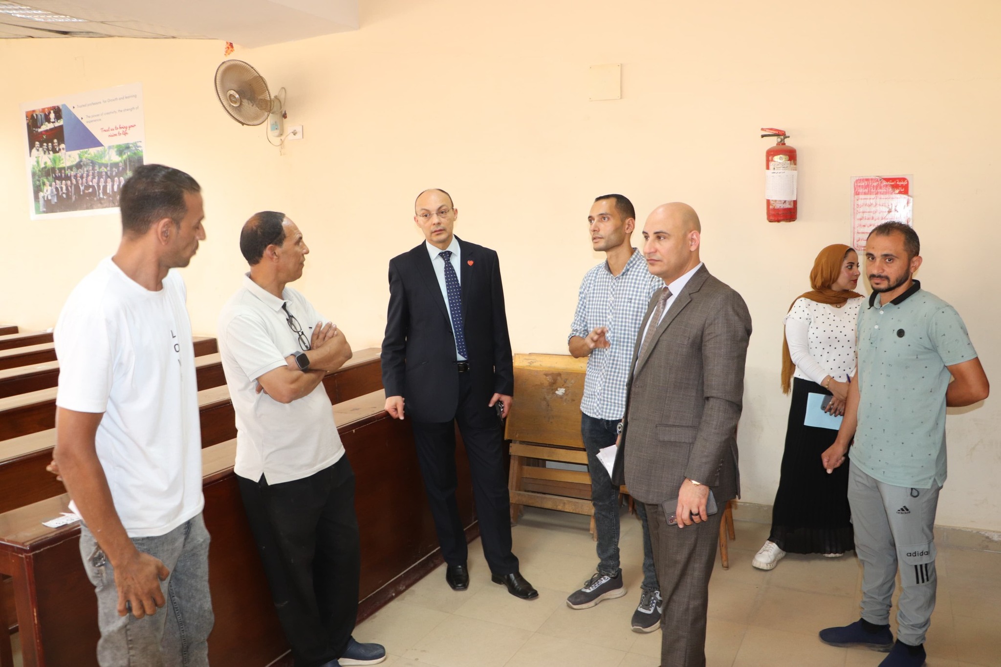 عميد الكلية يتفقد المدرجات والقاعات الدراسية لمتابعة الاستعدادات النهائية لبدء العام الجامعي الجديد