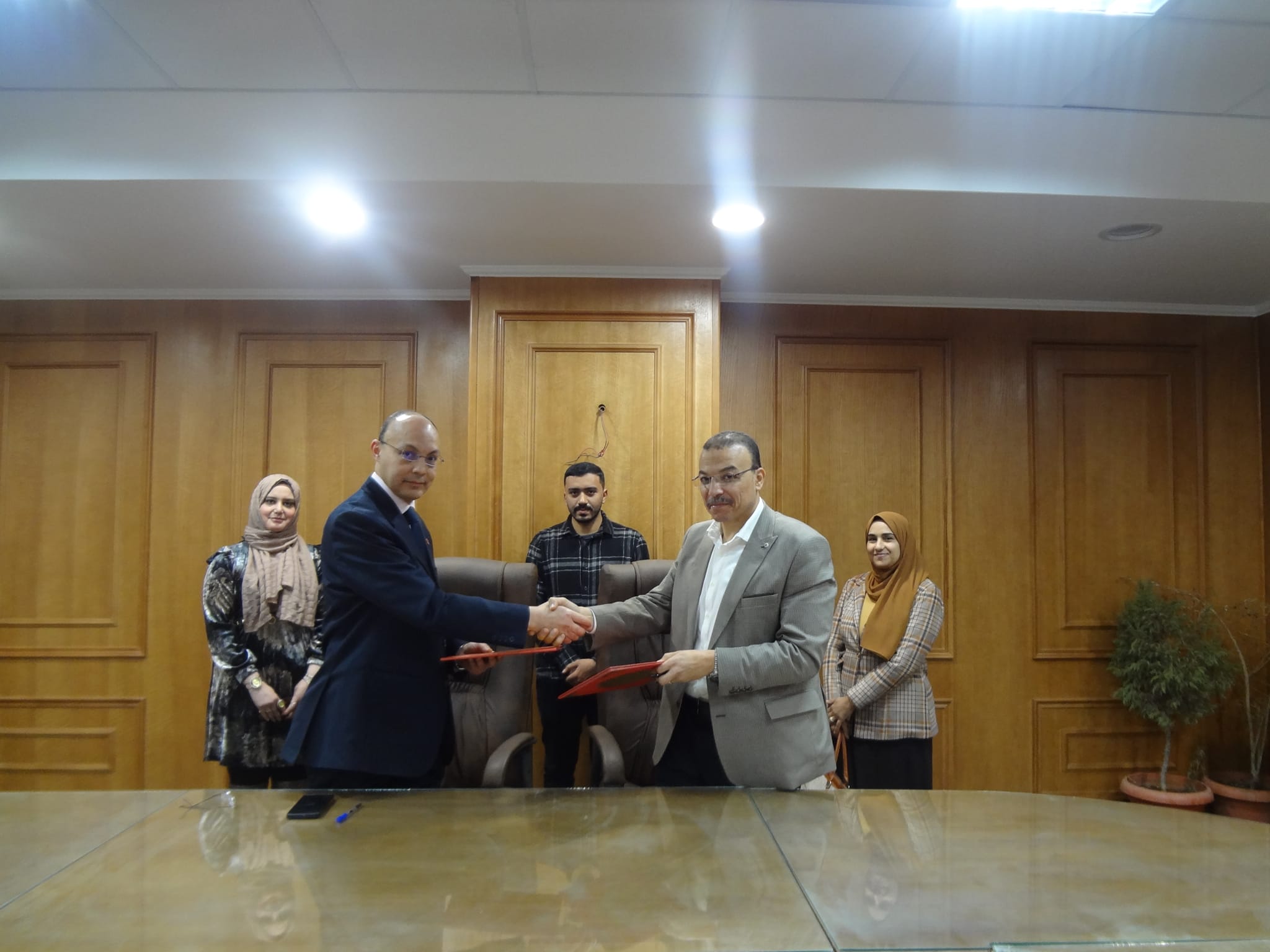 عميـد الكليـة يوقـع بروتوكـول تعـاون بيـن أسرة طلاب من أجل مصر كلية الطب جامعة المنوفية و بنك الدم مستشفى جامعة المنوفية