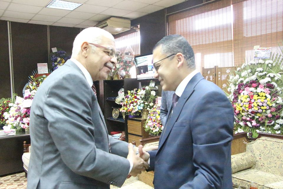 نائب رئيس الجامعة للدراسات العليا والبحوث يتقدم بالتهنئة للدكتور محمود قورة لتوليه عمادة كلية الطب