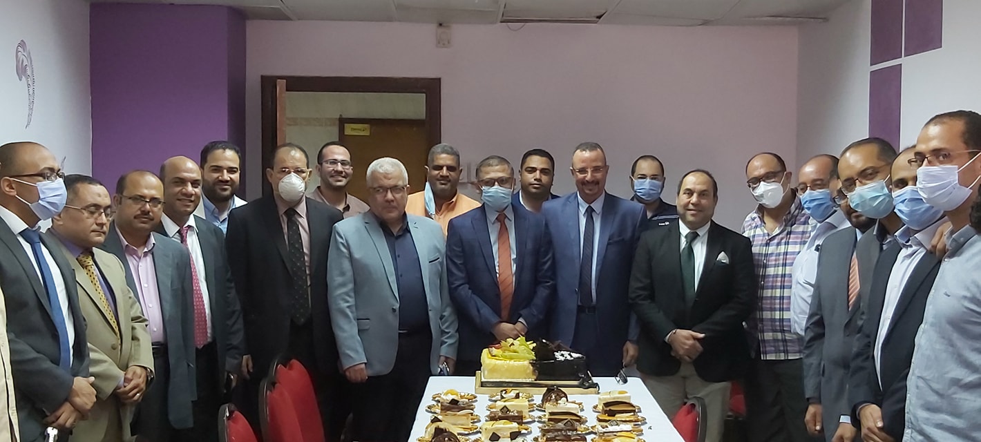 عميد الكلية يكرم رؤساء قسم جراحة المخ والأعصاب السابقين