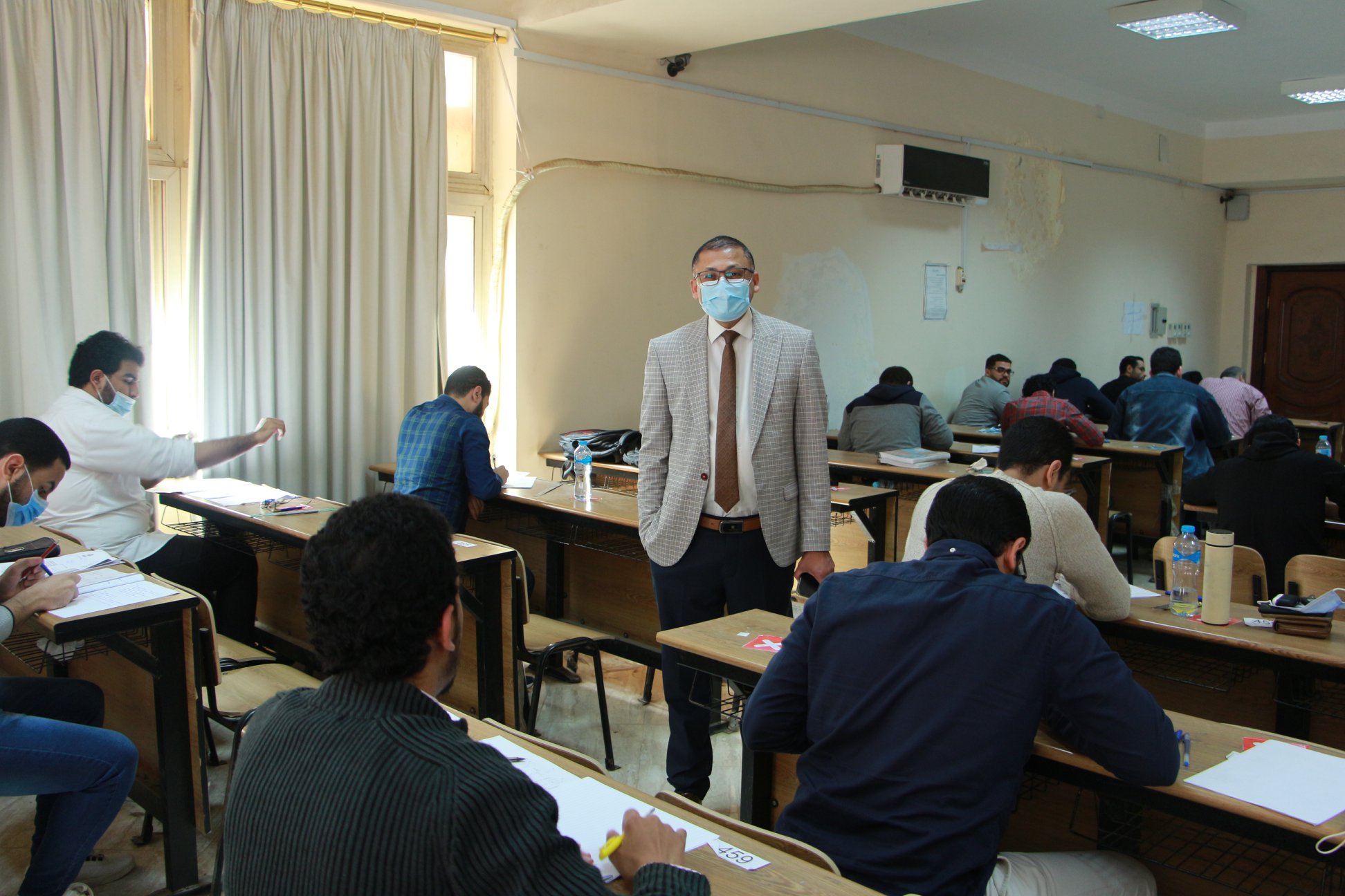عميـد الكليـة و وكيـل الكليـة لشئـون التعليـم و الطلاب يتفقدا إمتحانات الفرقـة السادسة في مادة الجراحة العامة