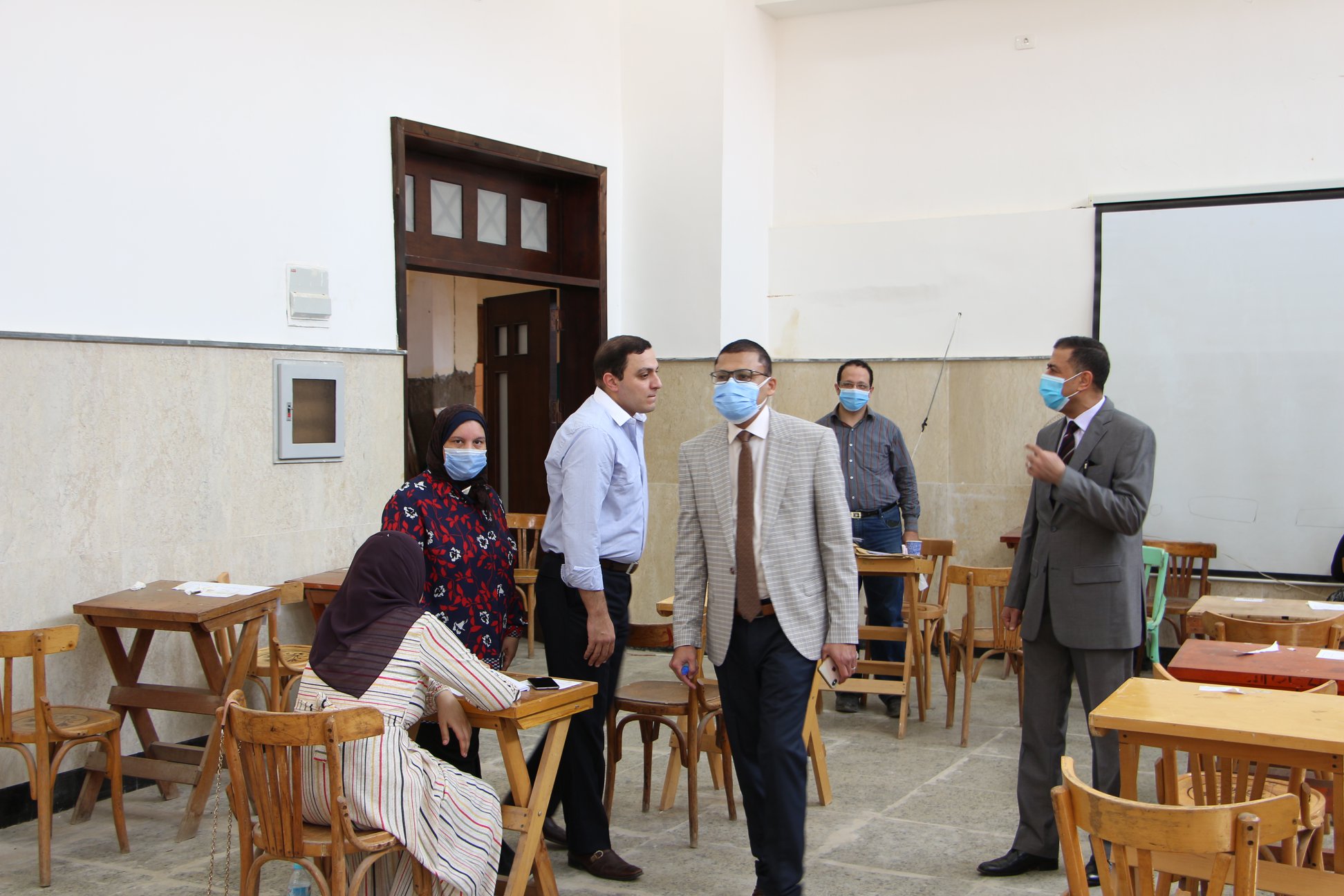 عميـد الكليـة يتابـع إنتظـام أعمـال إمتحانـات الدراسـات العليـا بالكليـة