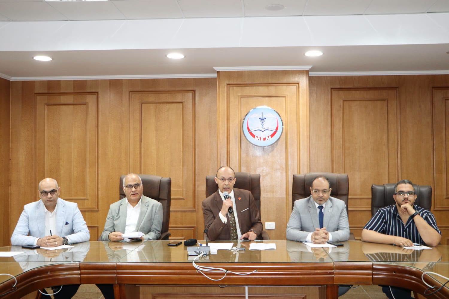 رئيس مجلس إدارة المستشفيات الجامعية يلتقي الأطباء المقيمين ويؤكد الدعم كامل للأطقم الطبية ويشدد على تقديم خدمة صحية تليق بالمواطن