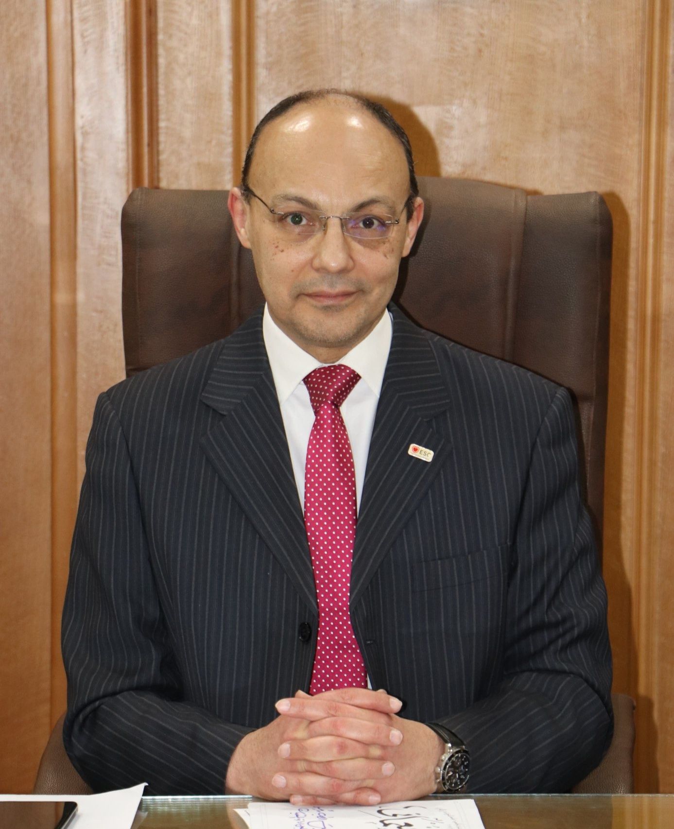 عميد الكلية يهنئ الأخوة المسيحيين بعيد القيامة المجيد