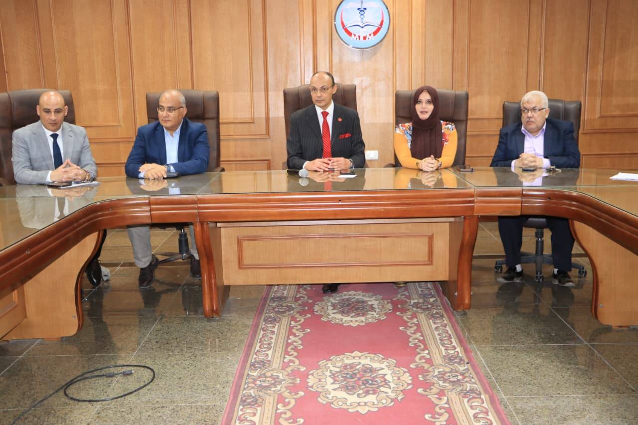 عميد كلية الطب يعقد اجتماعًا مع التشكيل الجديد لفريق التميز الحكومي بالكلية