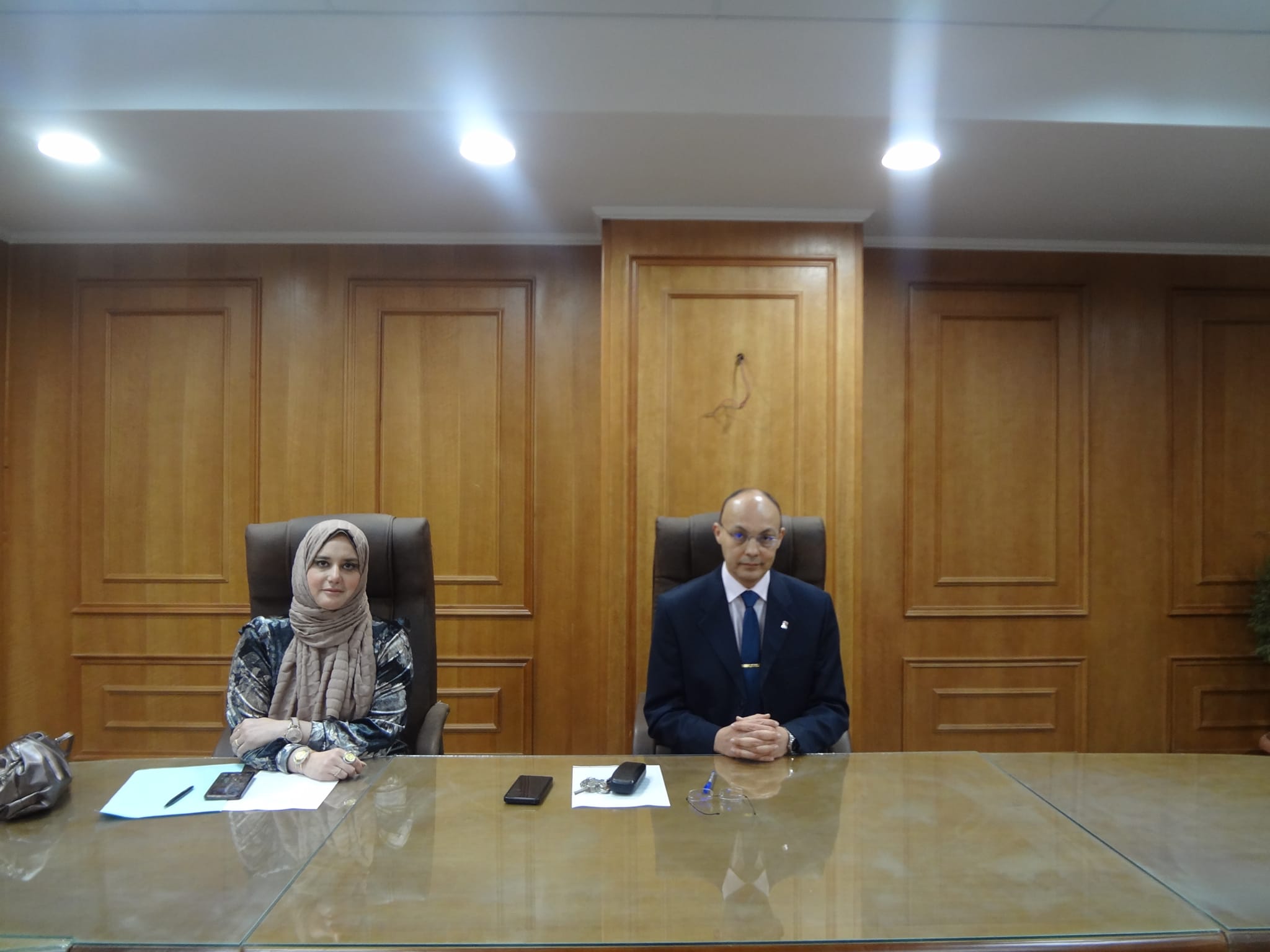 استكمالا لخطوات التطوير القائمة عميد الكلية يعقد اجتماع مركز الخدمة العامة
