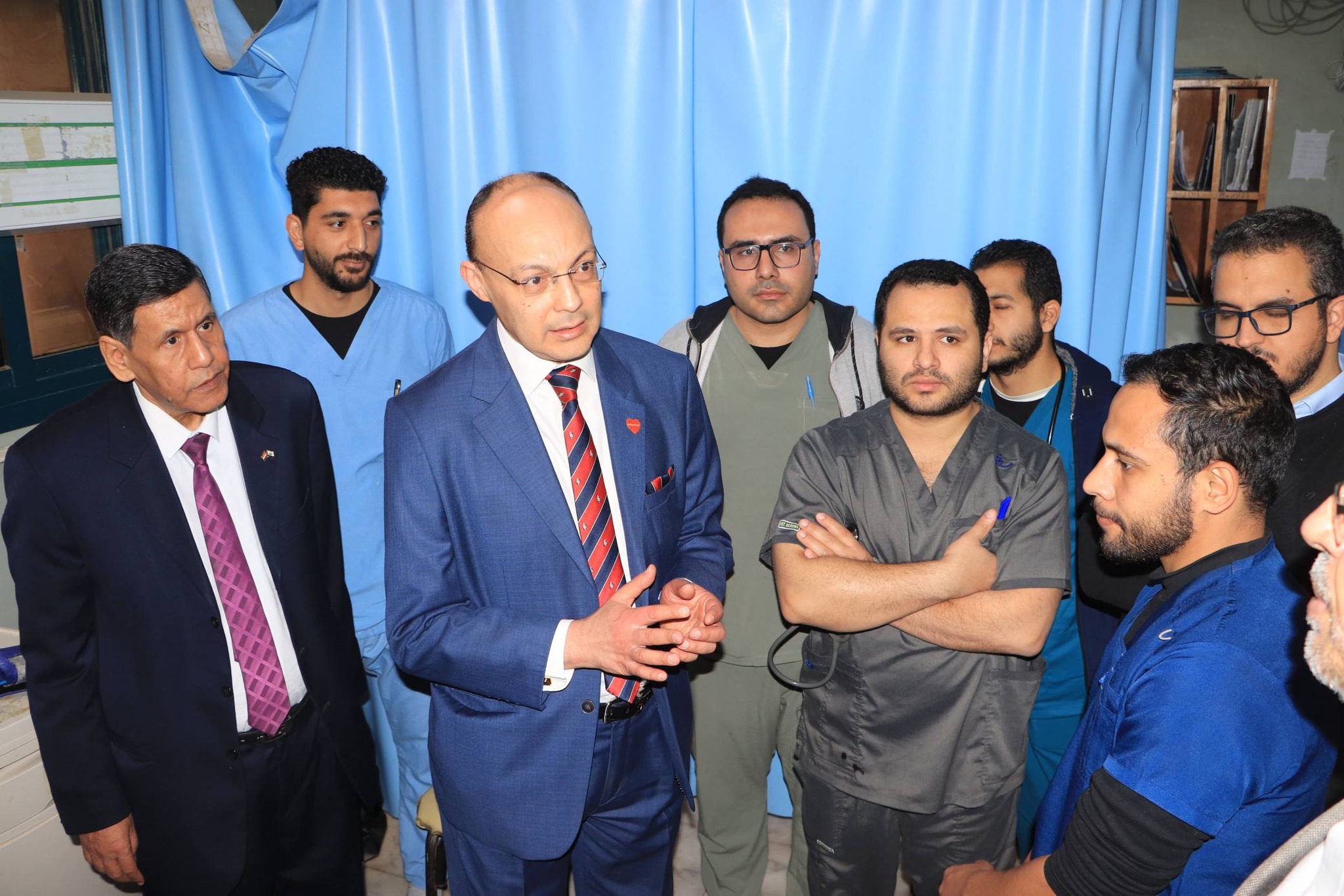 رئيس مجلس إدارة المستشفيات الجامعية يتفقد العنايات المركزة بالمستشفى التخصصي ويؤكد الالتزام الكامل بمعايير الجودة وسلامة المرضى