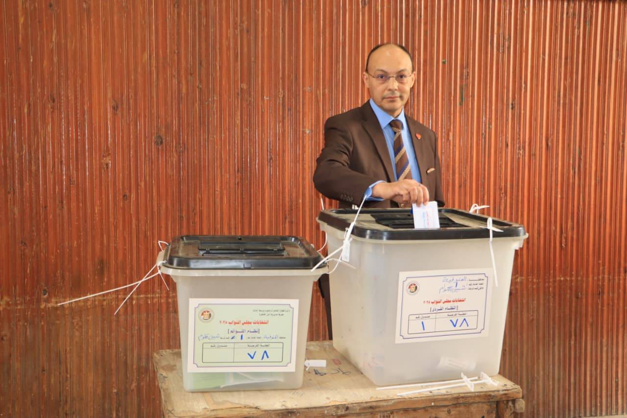 عميد الكلية يدلى بصوته في انتخابات مجلس النواب