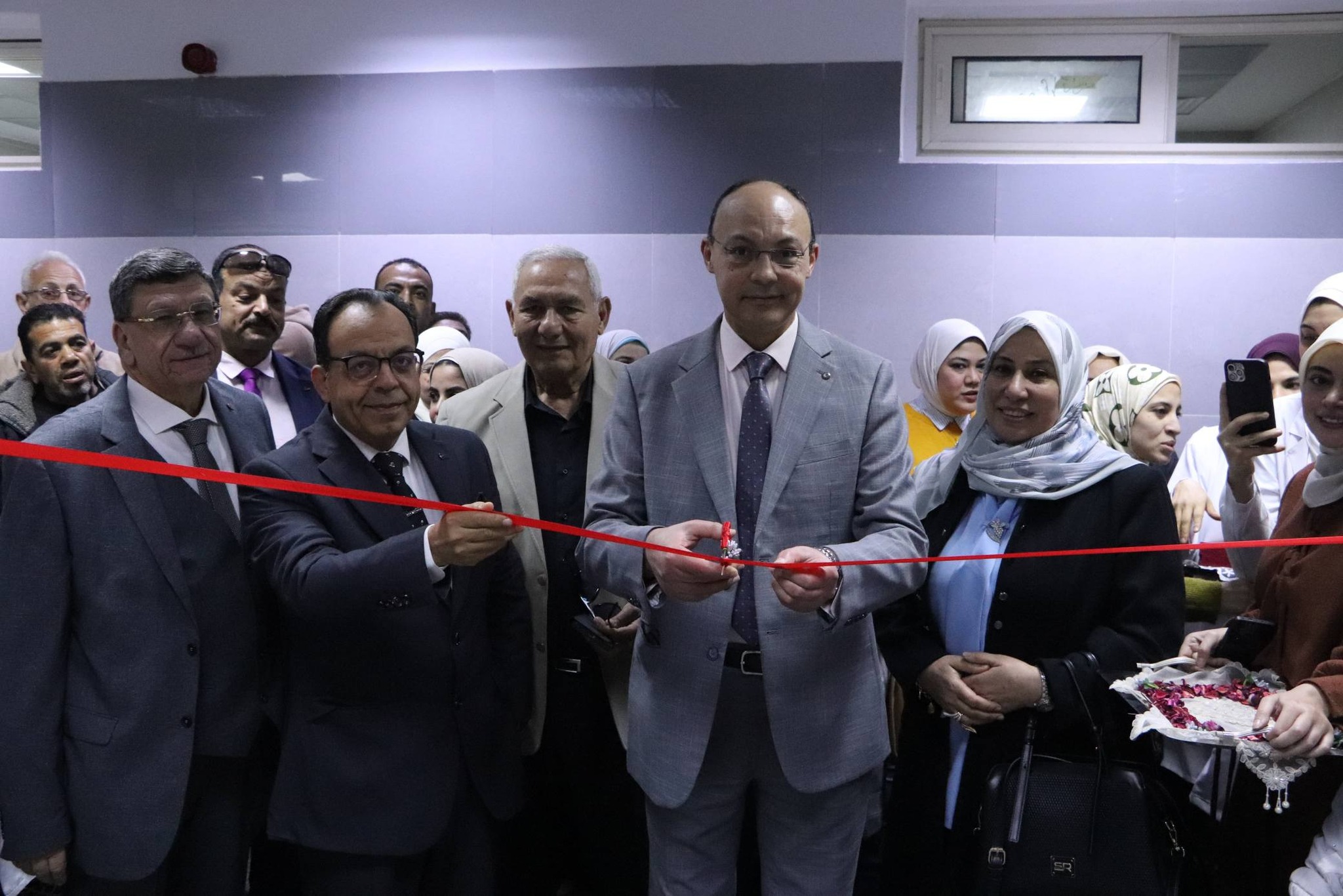 عميد الكلية يتفقد العيادات الخارجية ويفتتح وحدة جديدة متخصصة لعلاج الأمراض الجلدية المزمنة