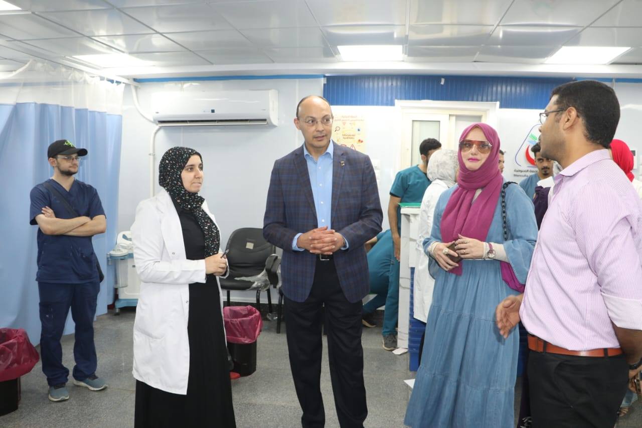 رئيس مجلس إدارة المستشفيات الجامعية يتفقد مستشفى الطوارئ 