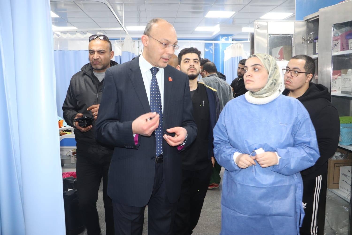 رئيس مجلس إدارة المستشفيات الجامعية يتابع سير العمل داخل مستشفي الطوارئ وقسم الاستقبال والإعاشة