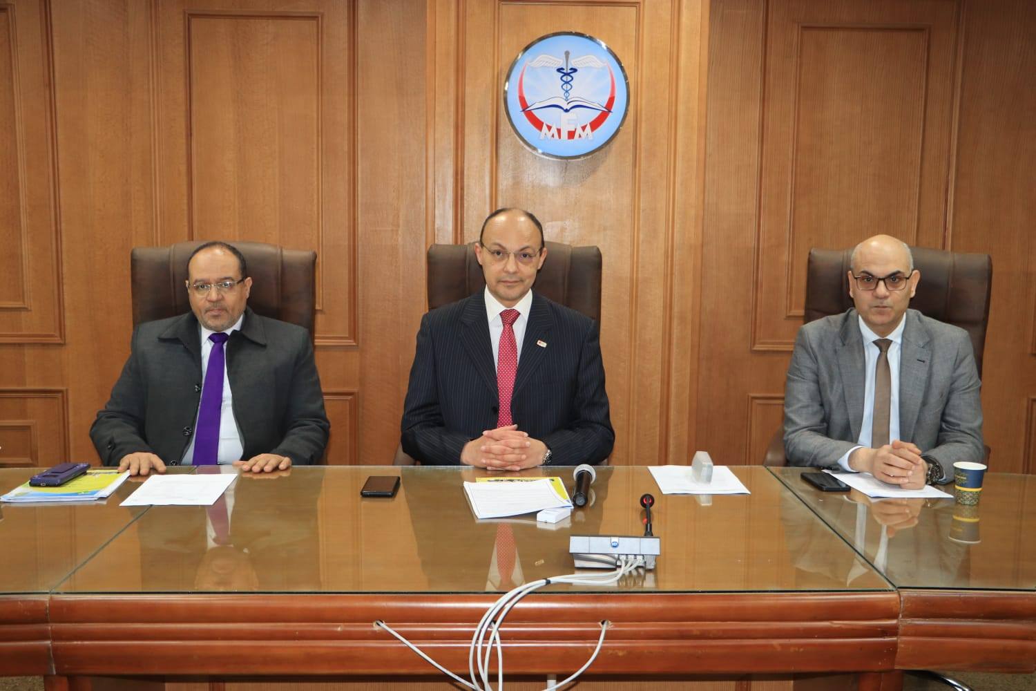 رئيس مجلس إدارة المستشفيات الجامعية يرأس اجتماع لجنة قبول الهدايا والتبرعات