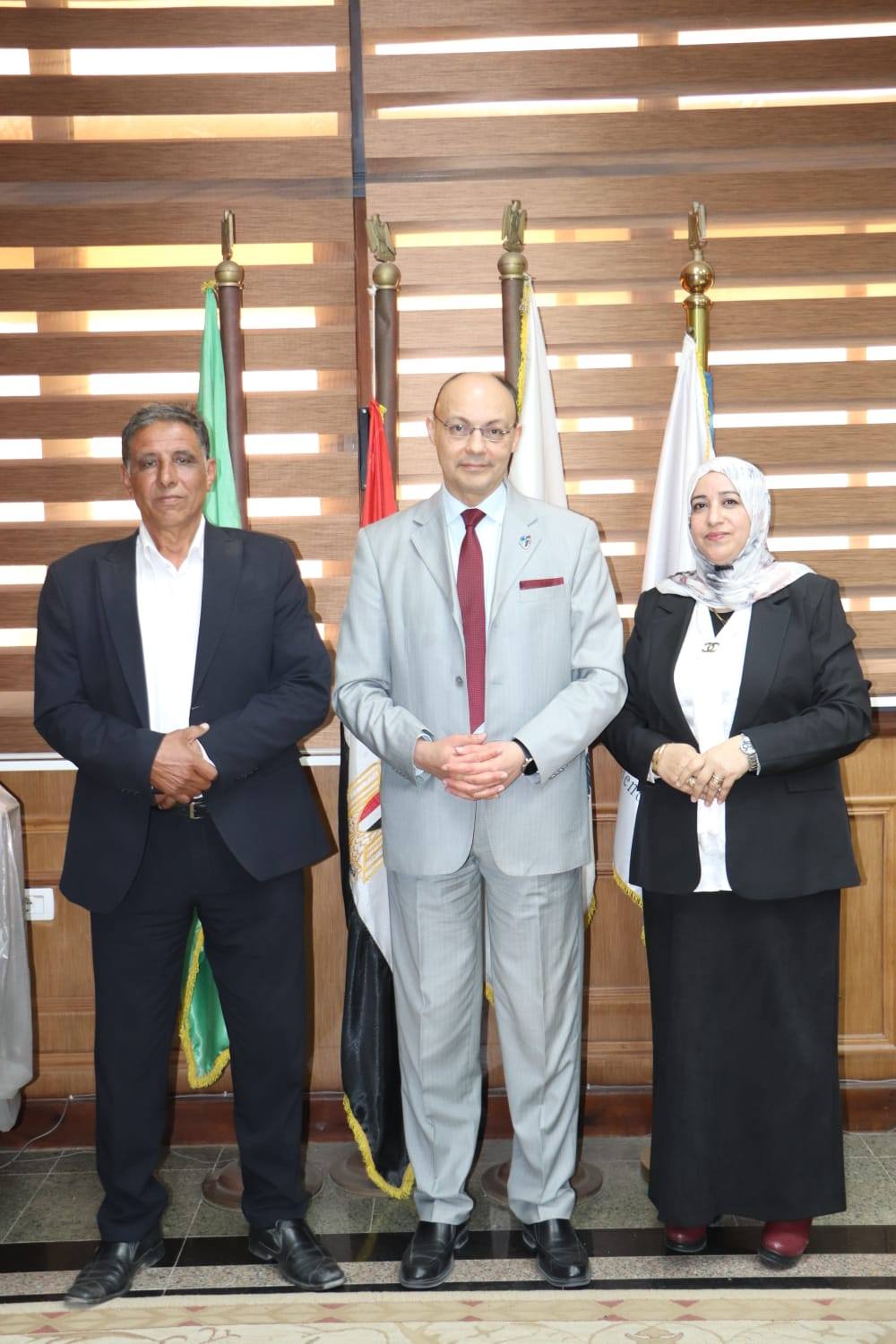 عميـد الكليـة يهــنئ مدير الكليـة الجديـد ويقـدم الشكـر والتقديـر لمدير الكليـة الحـالي