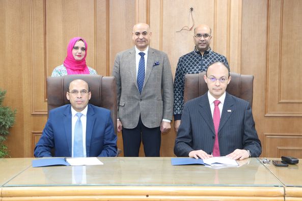 عميـد الكليـة يوقـع بروتوكـول تعـاون بيـن معمـل المهـارات بالكليـة و شـركـة هيلثـي لايـف