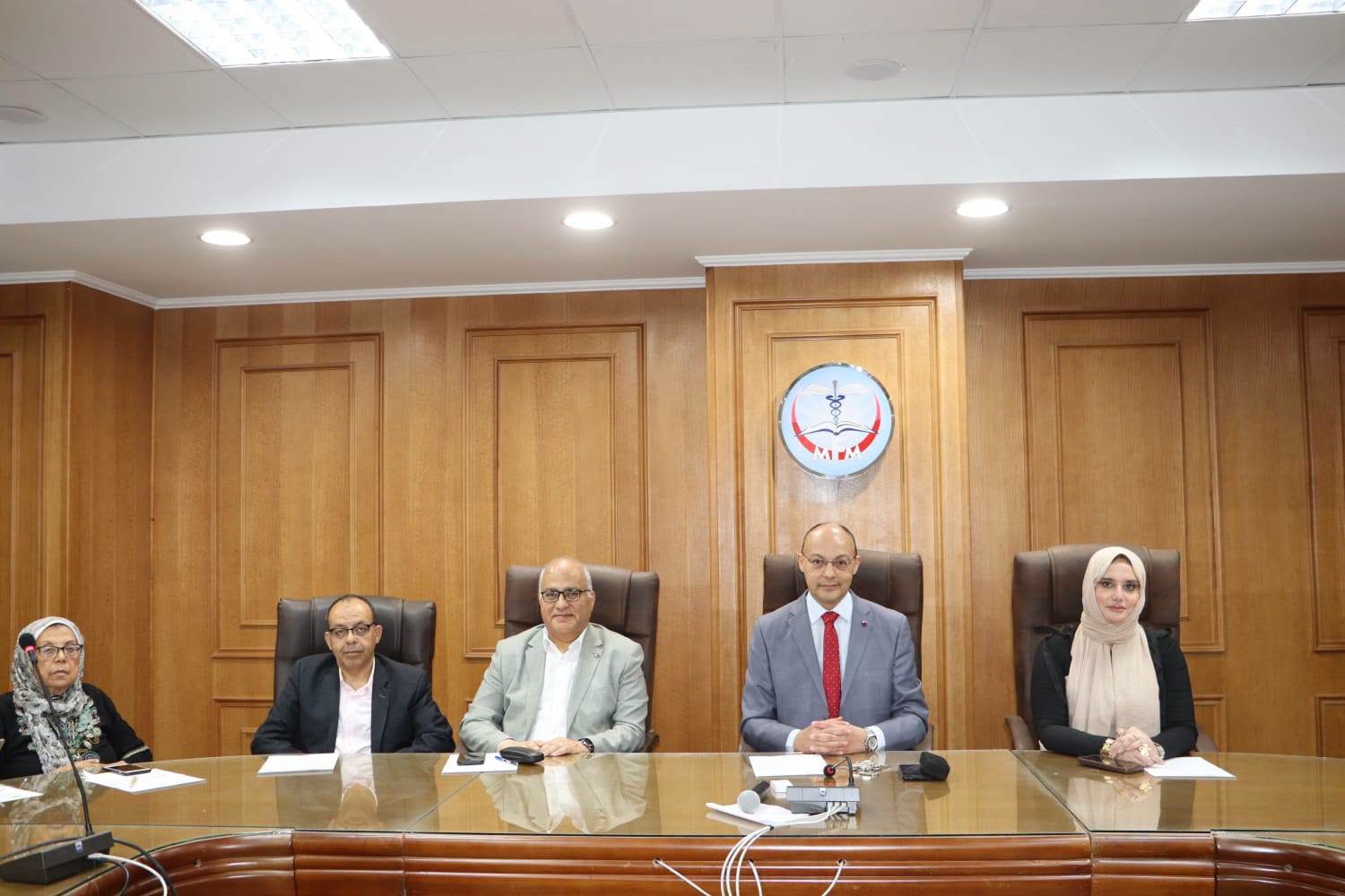 عميد كلية الطب يترأس لجنة مناقشة مشروعات الدبلومة المهنية لجودة الرعاية الصحية للدفعة (١٣)