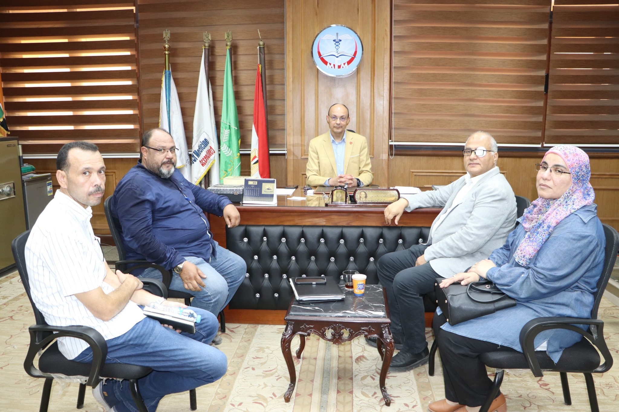 عميد الكلية يستقبل أعضاء الإدارة العامة للشئون الهندسية لمتابعة المشروعات الجارية والمستقبلية بكلية الطب والمستشفيات الجامعية