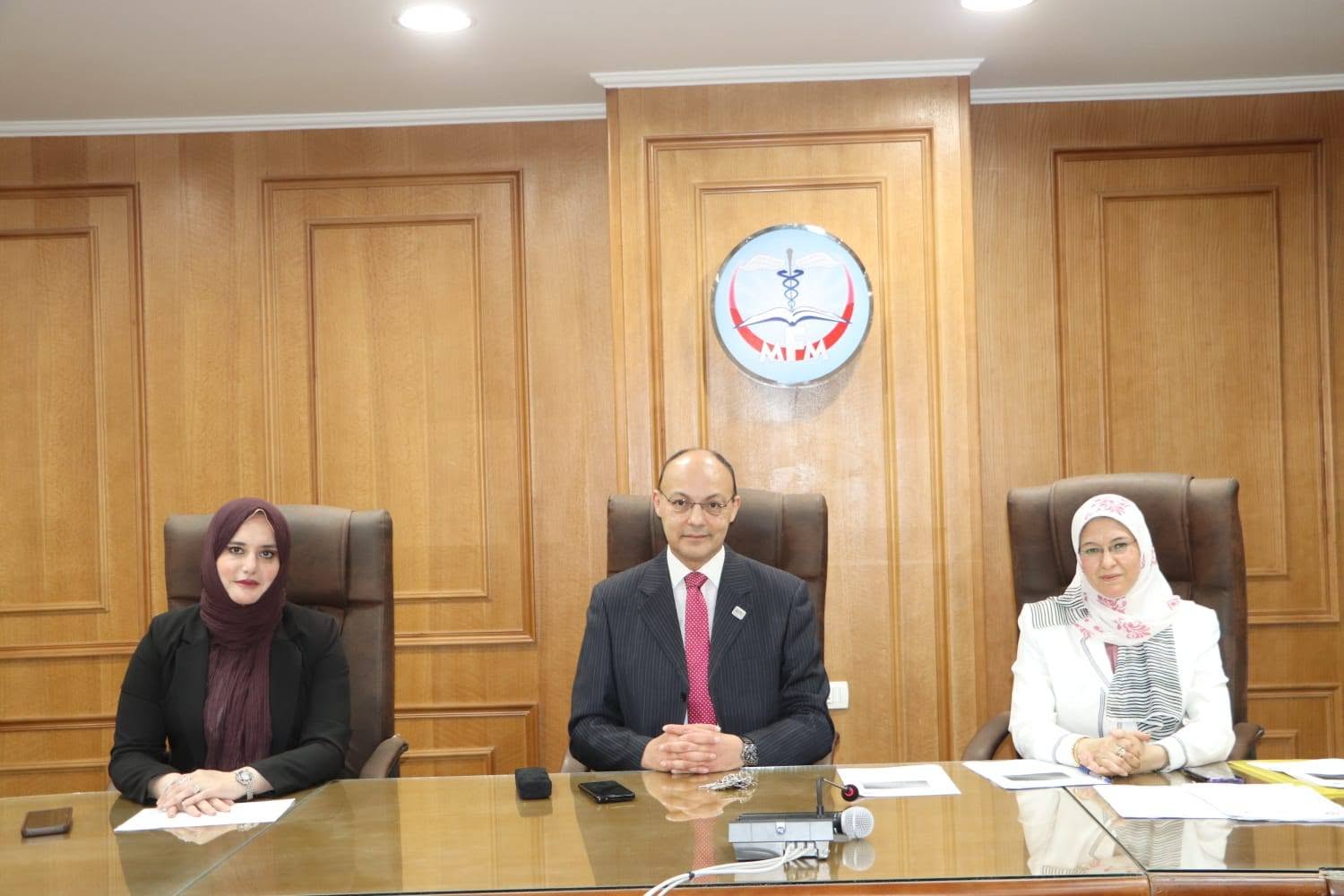 عميـد الكليـة يعقـد اجتمـاع مجلـس إدارة برنامـج الطـب والجراحـة المتميـز