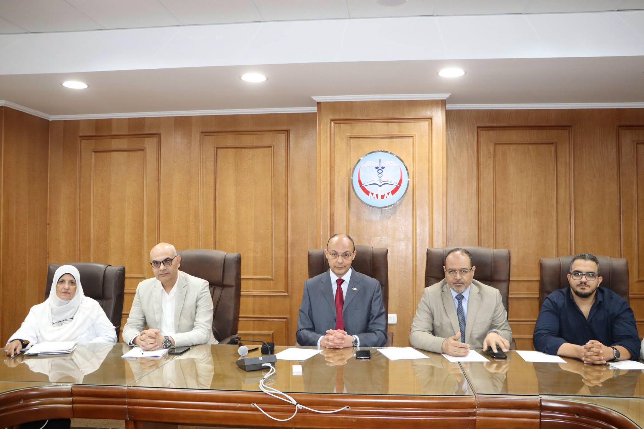 رئيس مجلس إدارة المستشفيات الجامعية يعقد اجتماعا موسعا مع أعضاء هيئة التمريض لبحث آليات تطوير الأداء وتعزيز جودة الخدمات الصحية