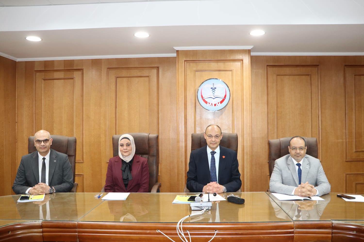 رئيـس مجلـس إدارة المستشفيـات الجامعيـة يتـرأس اجتمـاع لجنـة المـوارد البشريـة بالمستشفيـات الجامعيـة