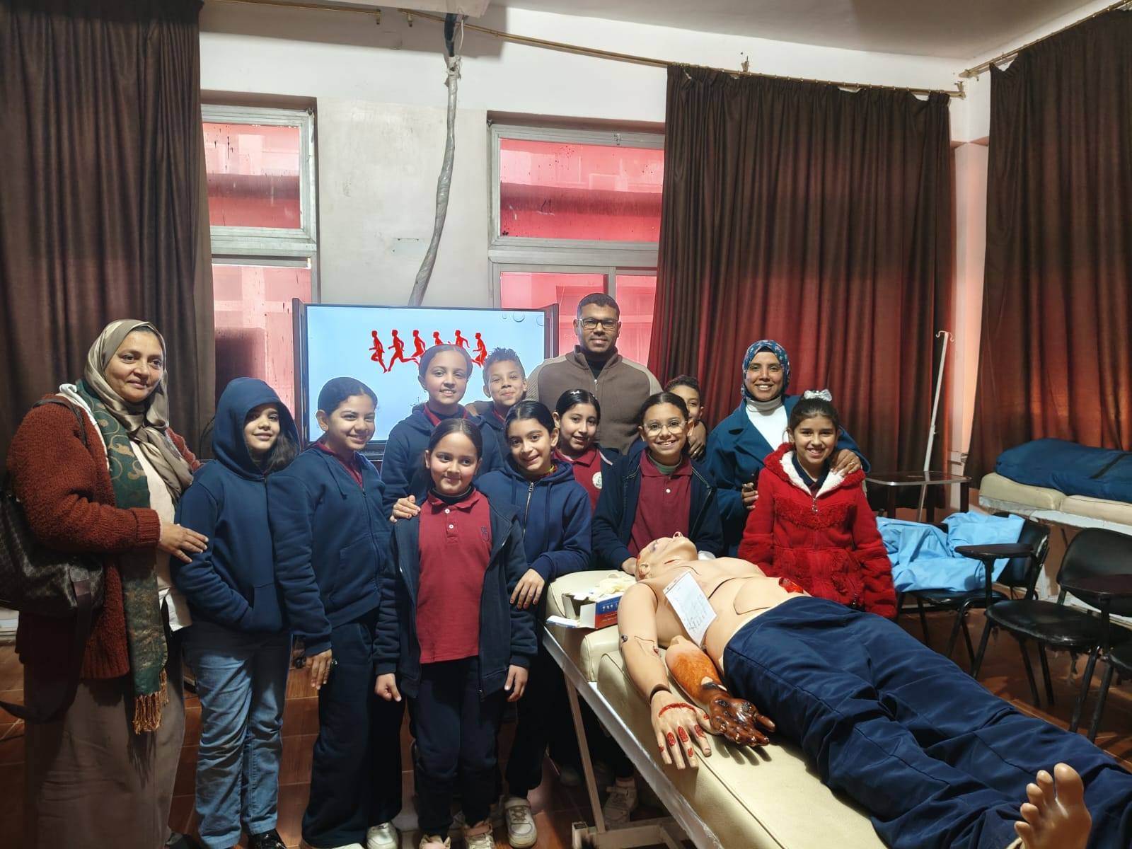 كلية الطب تنظم تدريبا على الإسعافات الأولية لطلاب المدرسة التجريبية الحديثة بمعمل المهارات