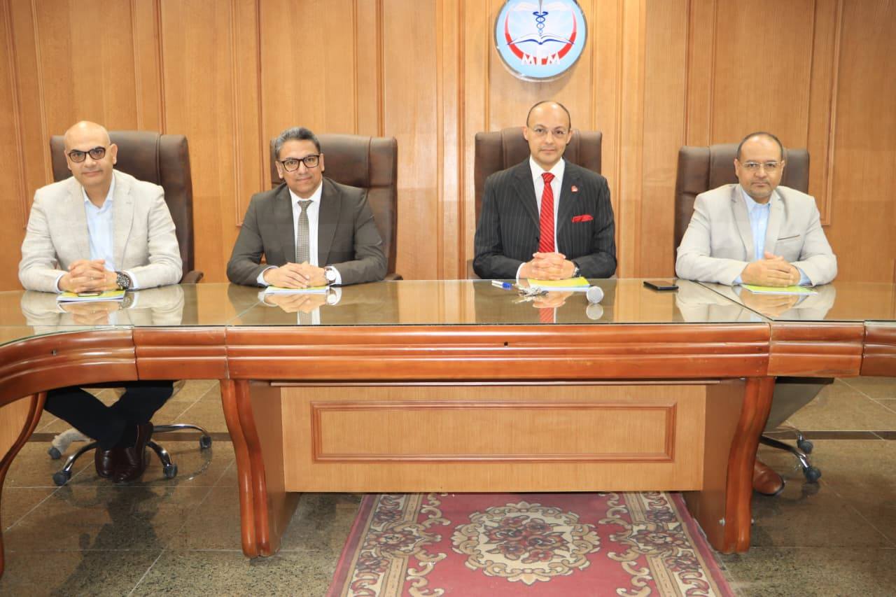 رئيس مجلس ادارة المستشفيات الجامعية يترأس اجتماع لجنة الموارد البشرية بالمستشفيات الجامعية