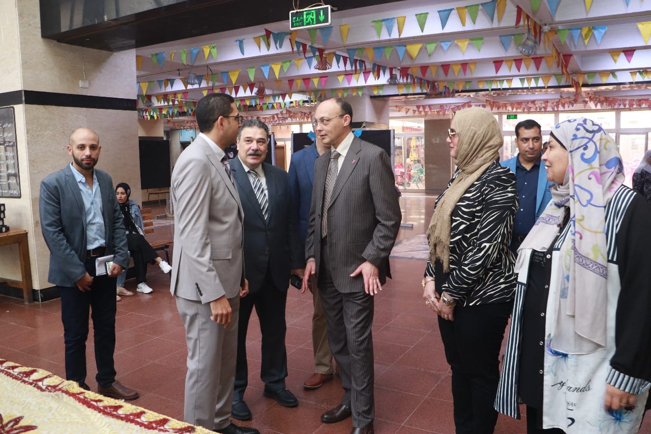 عميد الكلية يتفقد فعاليات الحملـة المجانيـة للكشـف المبكـر عـن مـرض السكـر و مضاعفاتـه 