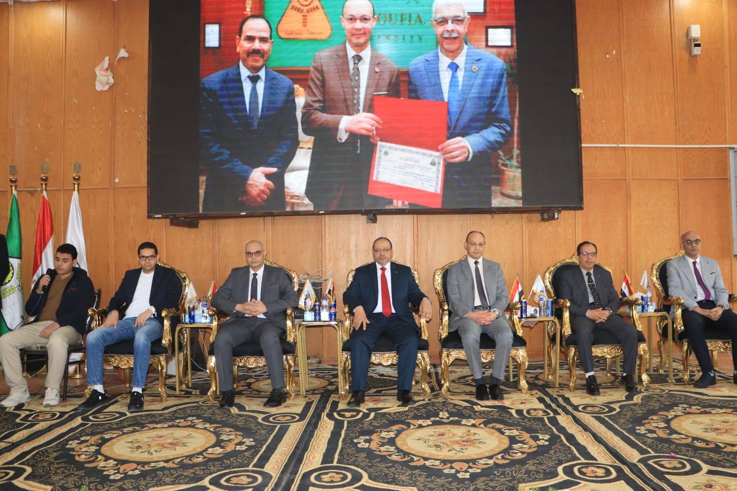 رئيـس مجلـس إدارة المستشفيـات الجامعيـة يشهـد حفـل تكريـم المتميزيـن بكليـة الطـب والمستشفيـات الجامعيـة
