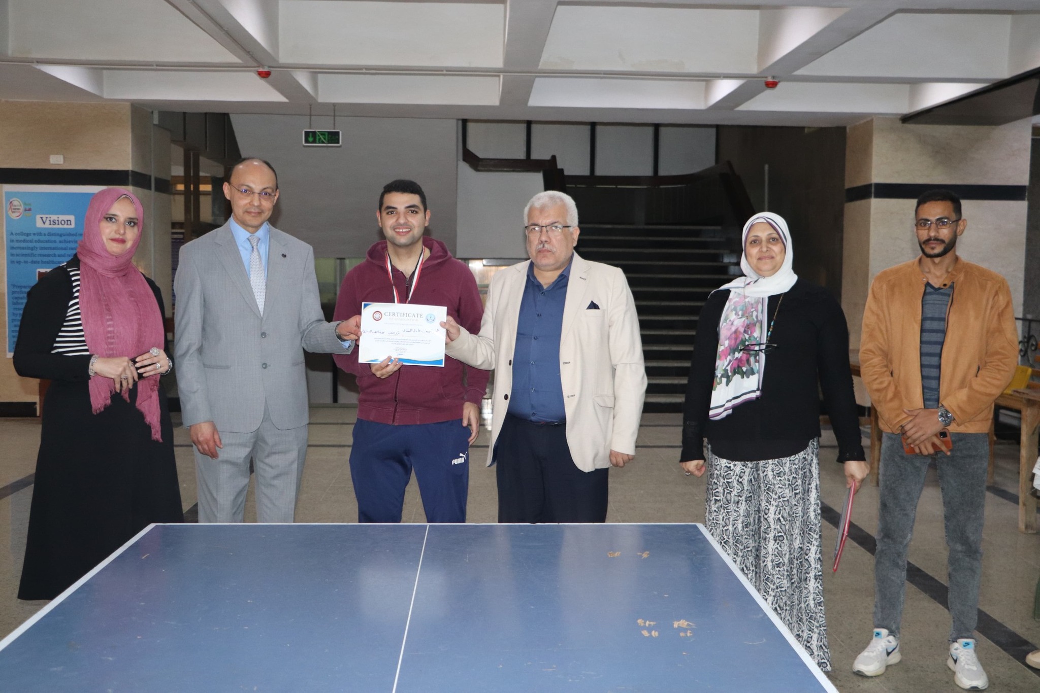 عميد الكلية يُكرّم الفائزين في دوري تنس الطاولة بين كليتي الطب والتجارة