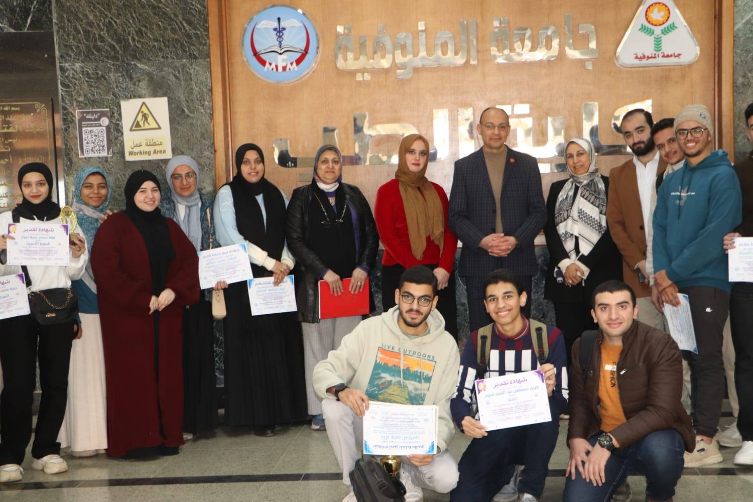 عميد الكلية يكرم الطلاب المشاركين في مسابقة "العباقرة" على مستوى الكلية ويؤكد دعم الكلية الكامل للأنشطة الطلابية