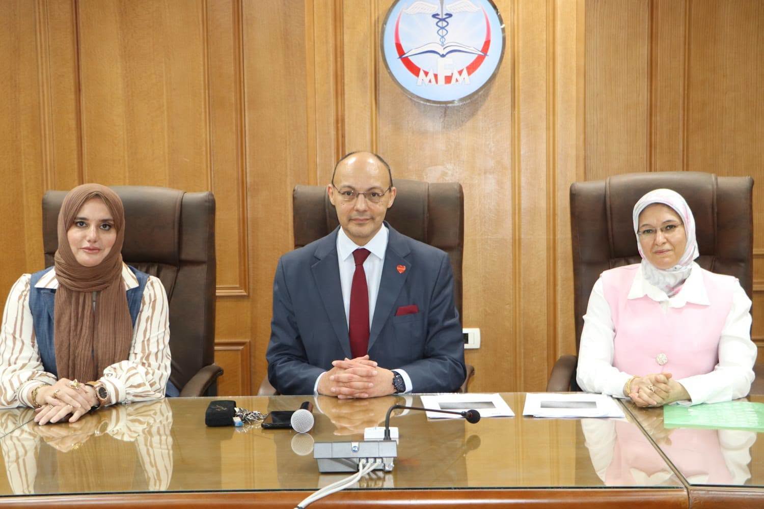 عميد الكلية يعقد اجتماع مجلس إدارة برنامج الطب والجراحة المتميز