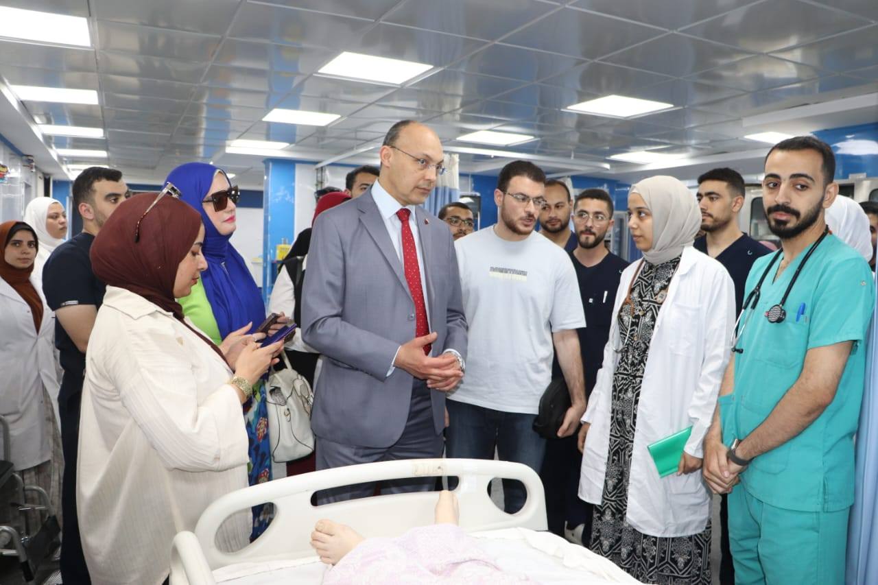 رئيـس مجلـس إدارة المستشفيـات الجامعيـة يتفقـد وحـدة الإعاشـة والاستقبـال بمستشفـي الطـوارئ