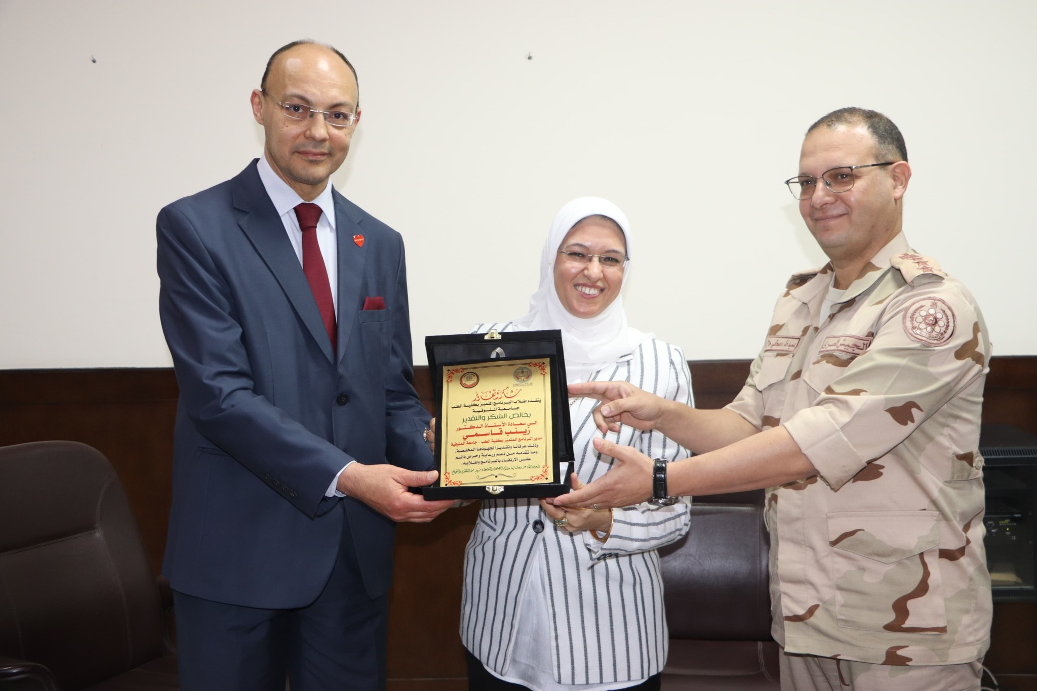 عميد كلية الطب يهدي درع الكلية لقائد المستشفى العسكري ويسلم شهادات إتمام التدريب للطلاب