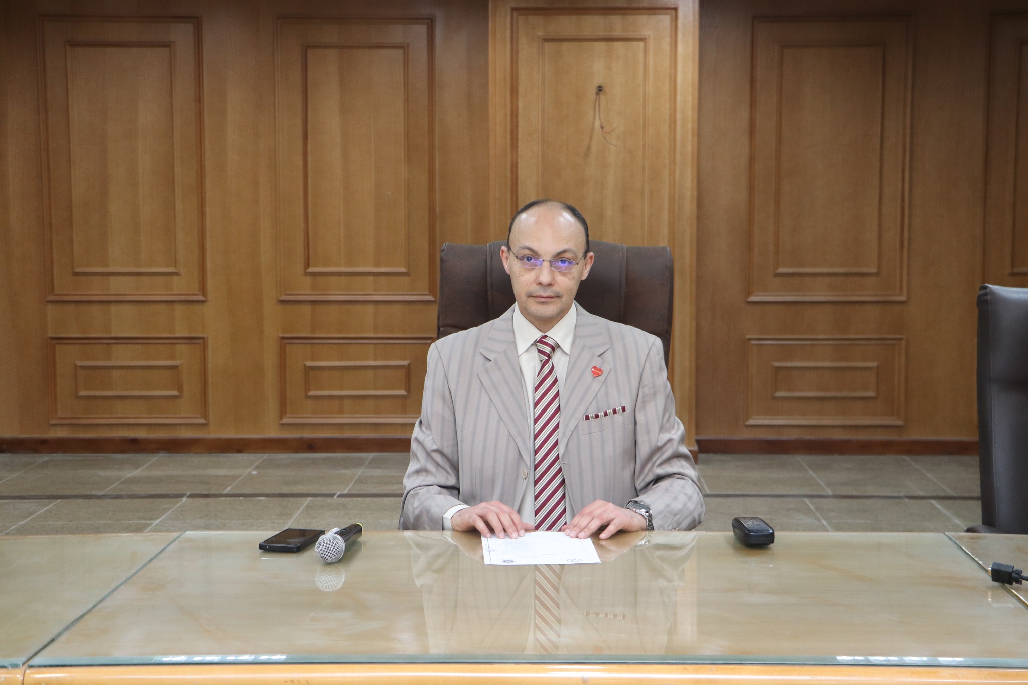 عميـد الكليـة يعقـد إجتمـاع لجنـة المختبـرات و الأجهـزة العلميـة بالكليـة