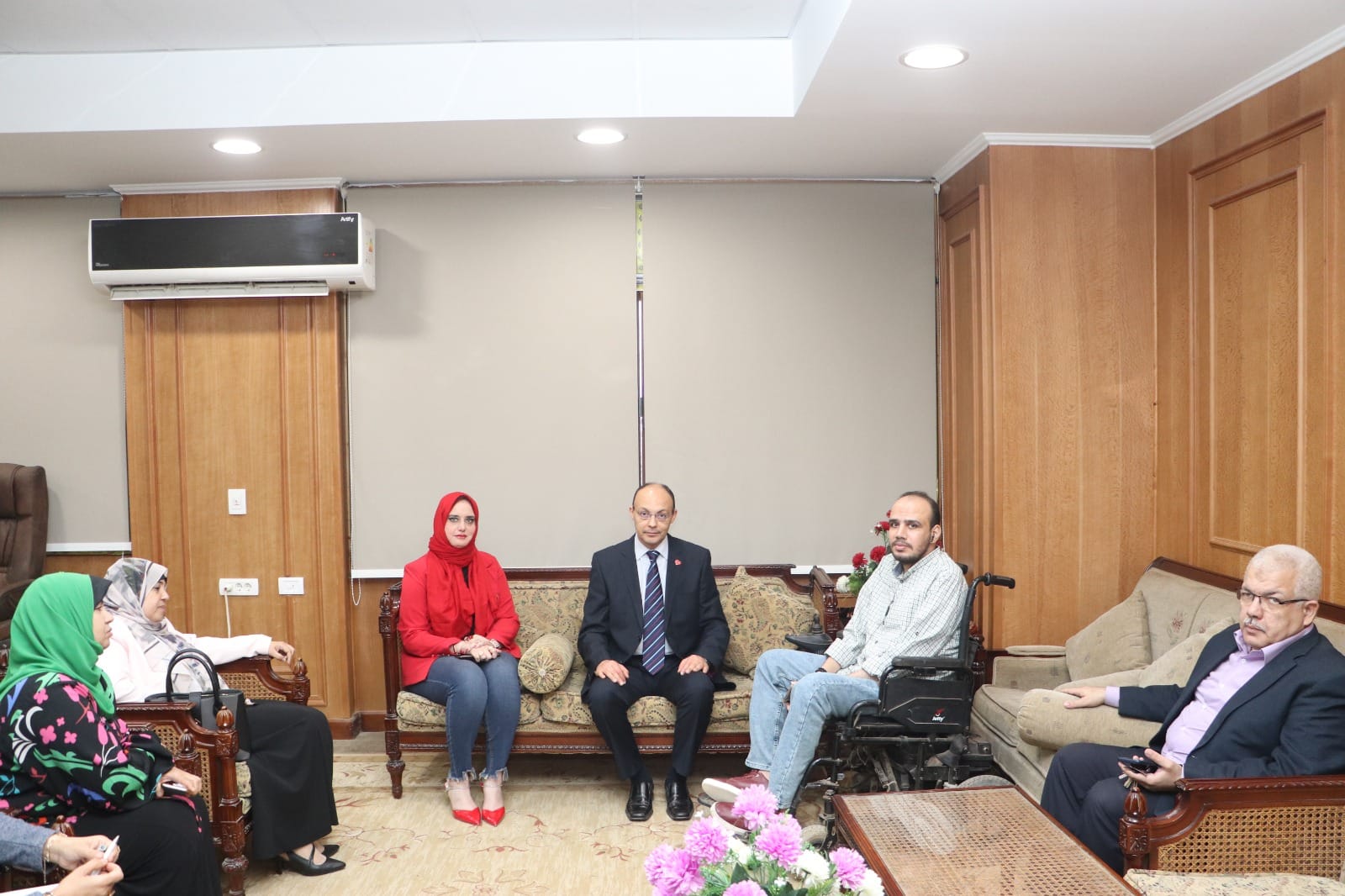 عميد الكلية يناقش الخطوات النهائية لتشغيل عيادة ذوي الاحتياجات الخاصه و ضمور العضلات بالمستشفيات الجامعية
