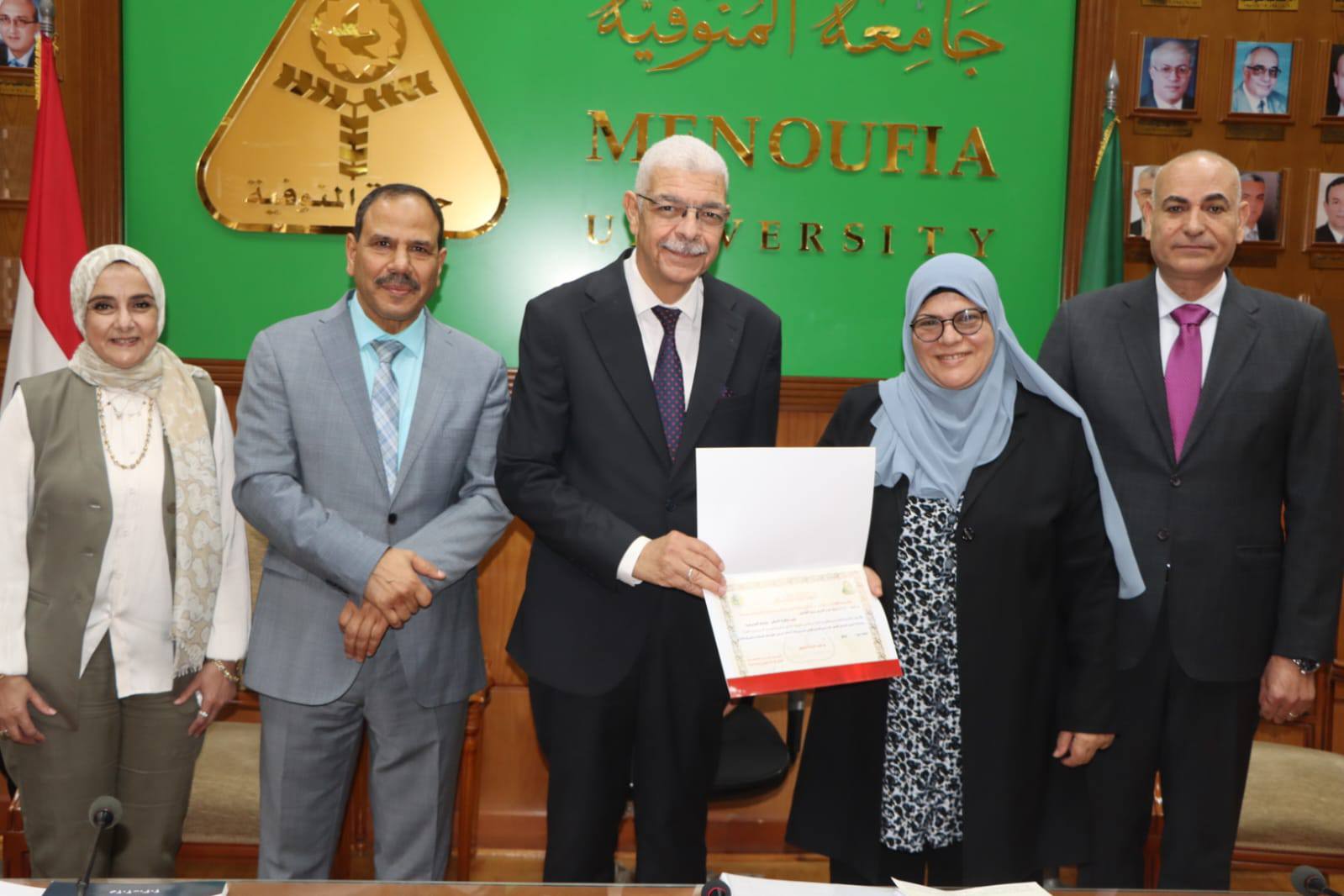 رئيس جامعة المنوفية يُكرم كلية الاعلام  لفوزها بالمركز الثاني في التميز البيئي على مستوى كليات الجامعة 