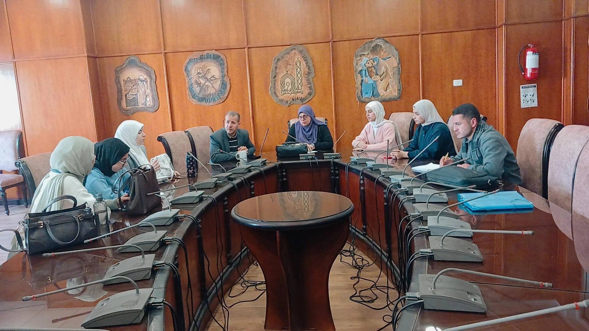 عميد الكلية تعقد اجتماعًا مع الهيئة المعاونة لمتابعة أعمال الجودة