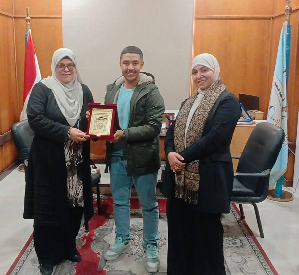 عميد الكلية تٌكرم مشروع تخرج « _ 150» الفائز بالمركز الثاني في الملتقي الإعلامي العربي للشباب 