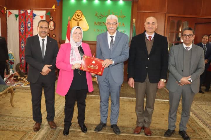 رئيس جامعة المنوفية يكرم الكليات الفائزة فى مسابقة التميز البيئى