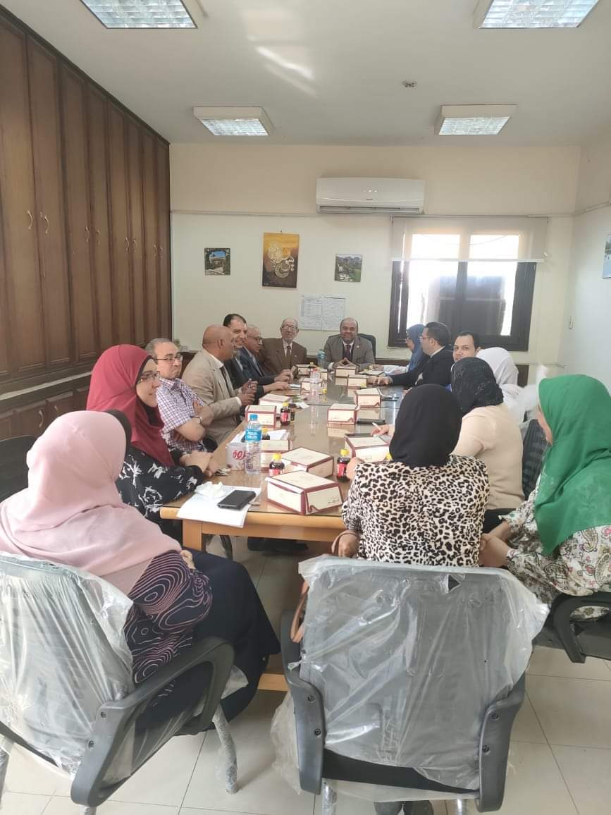 عميد كلية الصيدلة يعقد الجلسة الثانية لمجلس الكلية للعام الجامعي 2024/2025