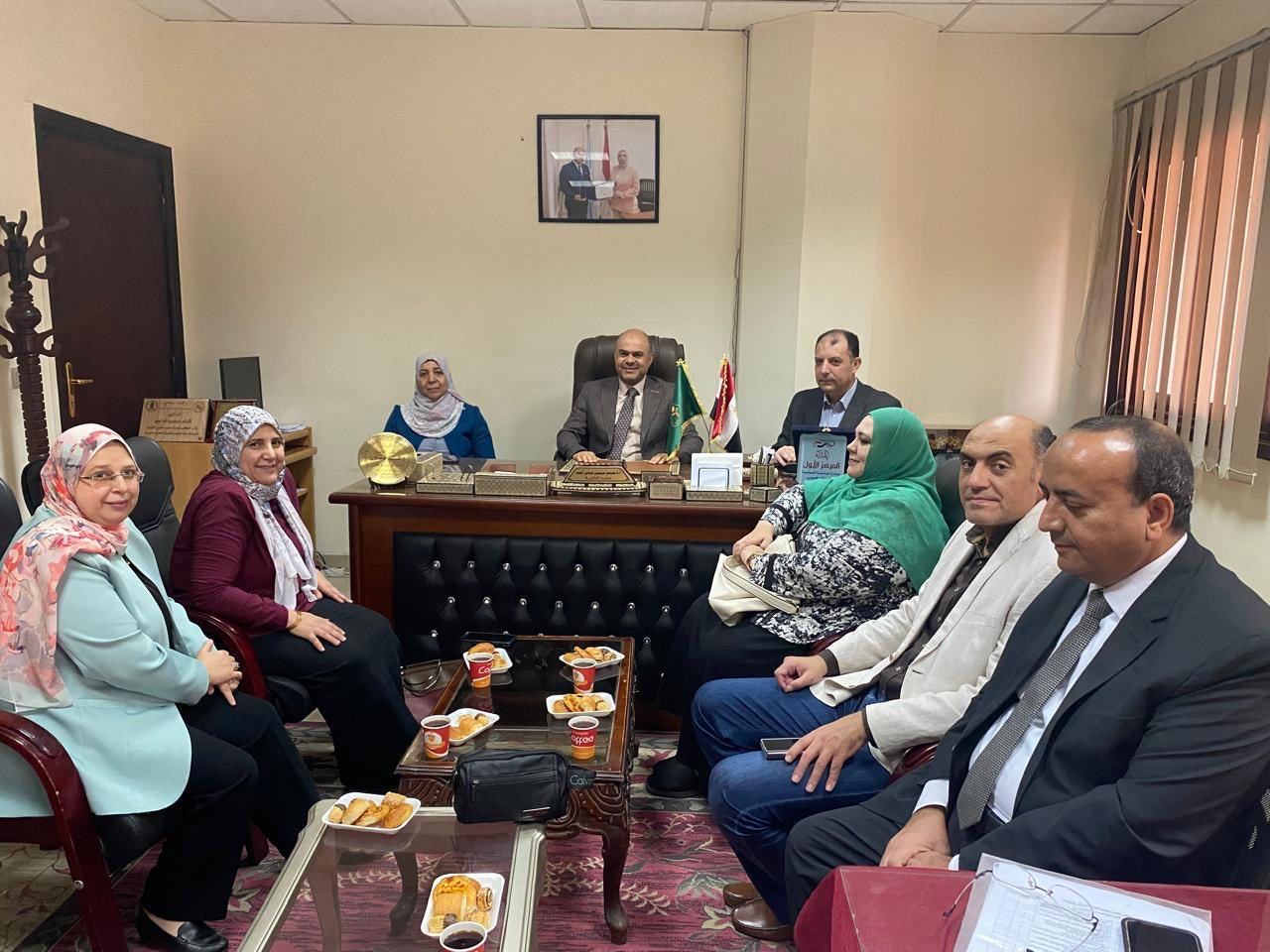 لجنة تقييم أفضل مكتبة تزور مكتبة كلية الصيدلة في يوم أكاديمي رفيع بجامعة المنوفية