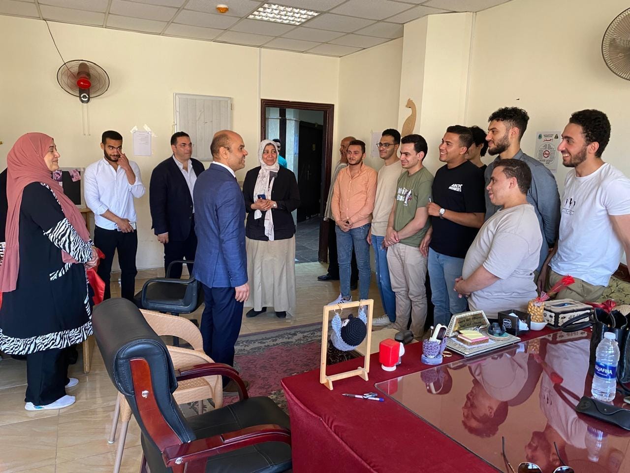 عميد الكلية يتفقد الجهاز الإداري ويوجه الشكر لهم على مجهوداتهم خلال العام الدراسي 