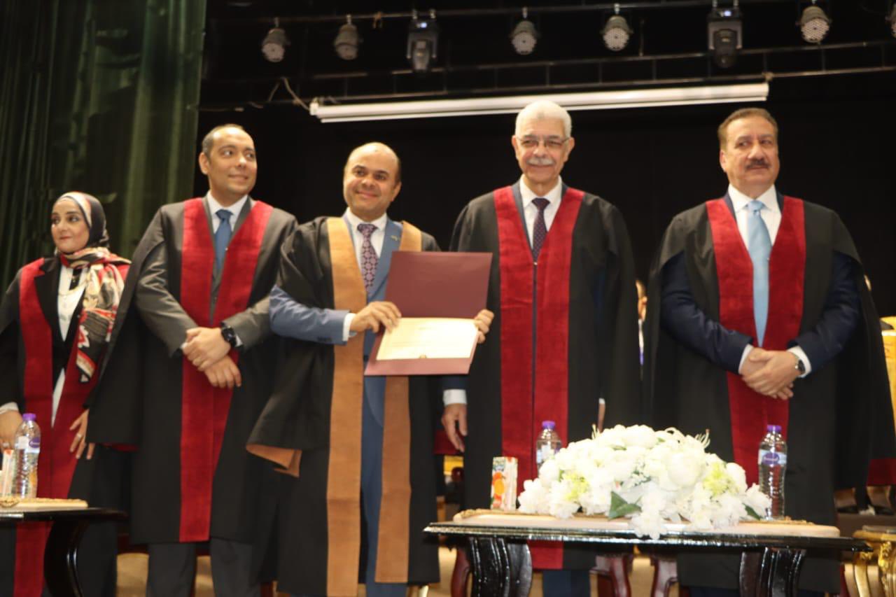 تميز الكلية في النشر العلمي وقيادة واعية… جامعة المنوفية تكرّم عميد كلية الصيدلة في عيدها السنوي التاسع والأربعين