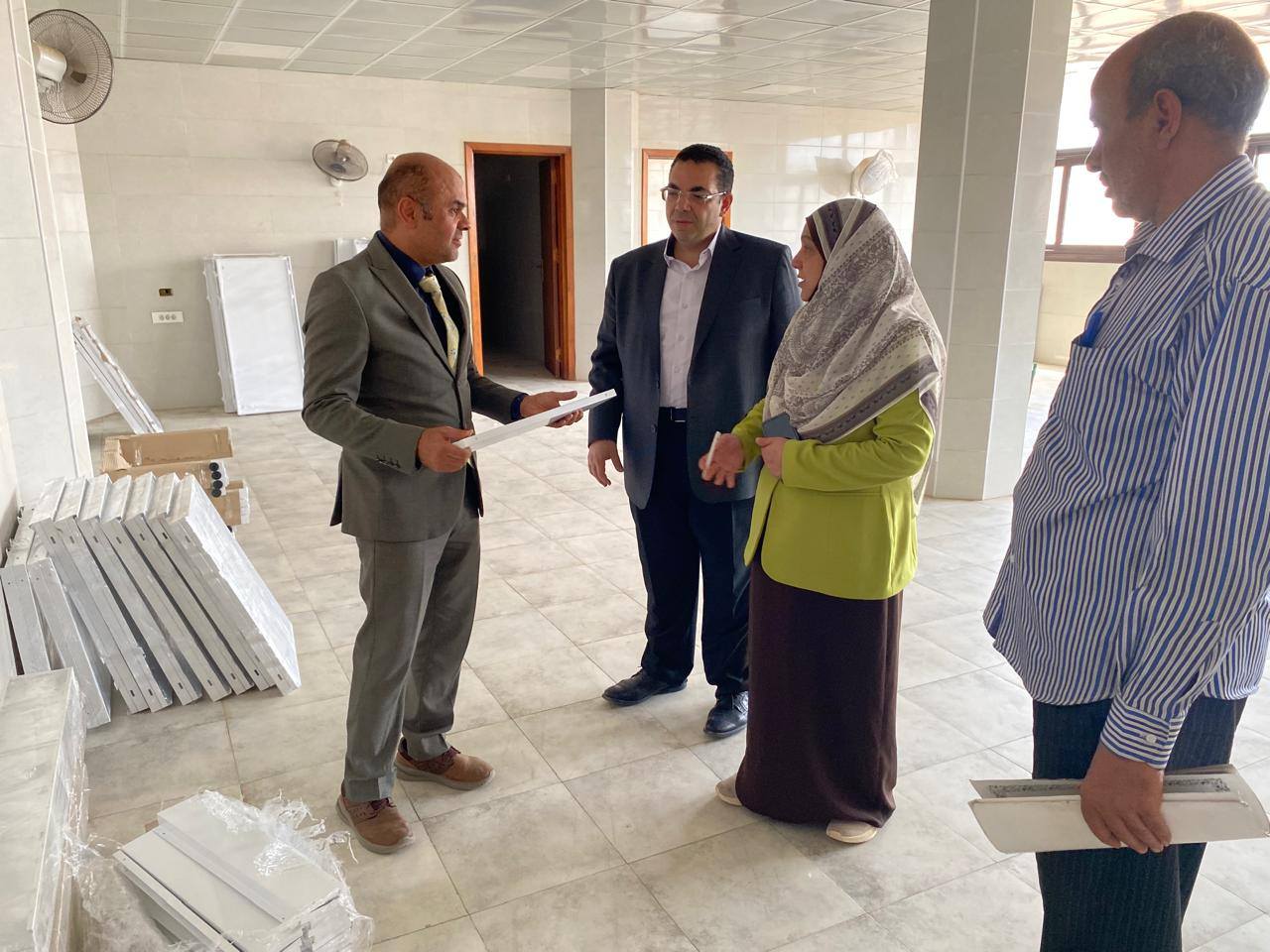 عميد الكلية يتفقد أعمال تجهيز معامل الطلاب بالدورين السادس والسابع