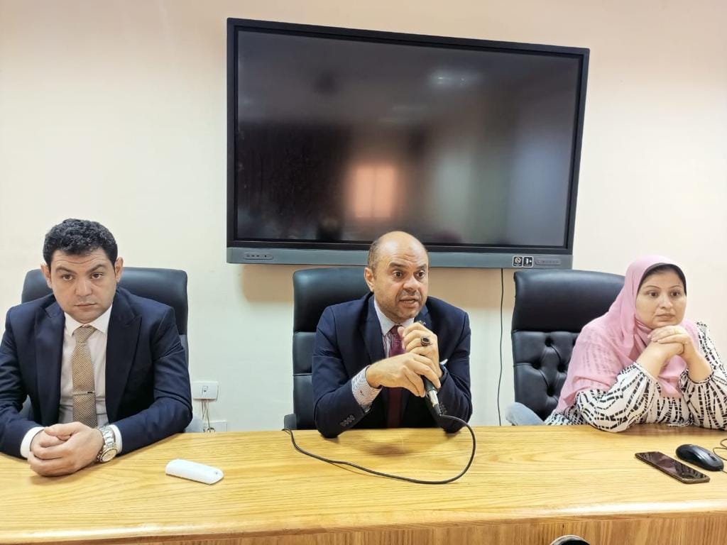 عميد الكلية يستقبل طلاب الدفعة الجديدة.