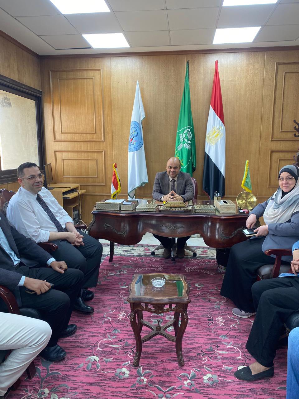 عميد صيدلة المنوفية يقود اجتماعًا موسعًا لمتابعة التحول الرقمي وإطلاق برنامج لتأهيل الكوادر الإدارية