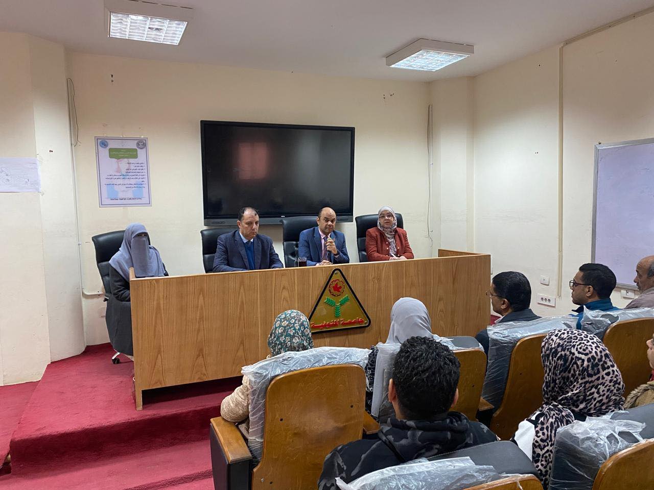 عقد اجتماع مع عميد الكلية 